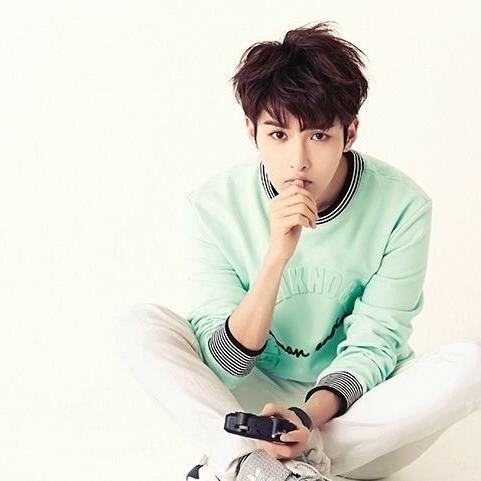 kko_ming's profile picture. how can I be tired being an ELF if I get not just 1 smile but 15 sweet smiles