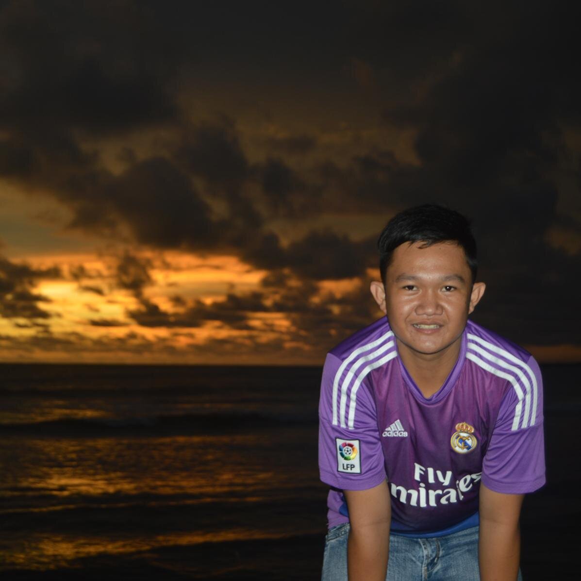 Tinggal di manna, bengkulu, indonesia..  Tanggal lahir 13 Desember 1997  PIN: 24E1D040. Jual Jersey sepak bola