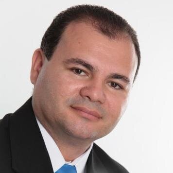 Consultor de Recursos Humanos e Bacharel em Direito.