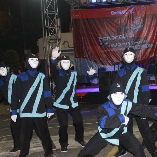 bersekolah di suatu SMA dikuningan,dan menjadi KM dikelasnya