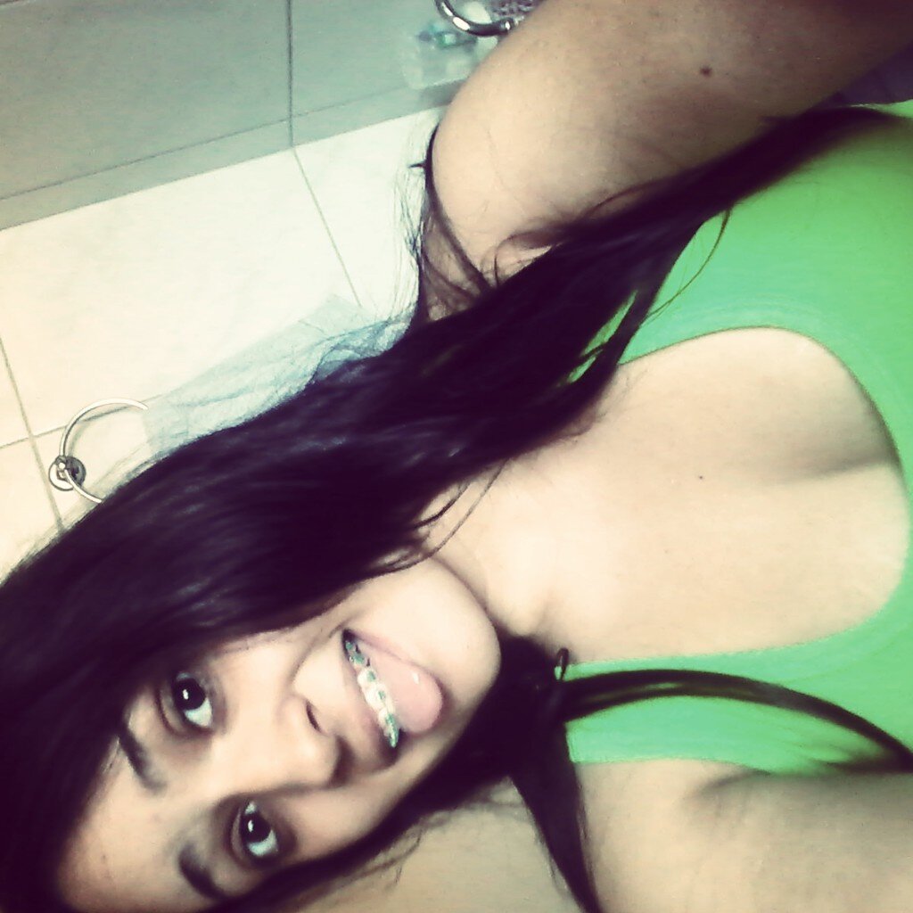 “Sou desastrada, não tenho o corpo perfeito, me esqueço das coisas rápido, gosto muito rápido das pessoas e meu cabelo é bagunçado. Gostando ou não sou assim!