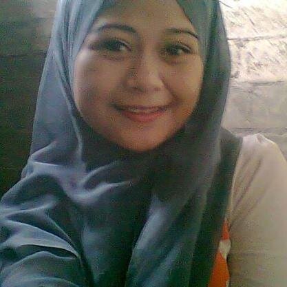 Jalanin hidup dengan apa adanya :) selalu bersyukur atas apa yang sudah gue dapatkan :) 
simple , dan gak neko :)