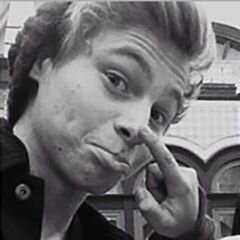 music, pizza, @onedirection @5SOS are my life. 0/4 0/5