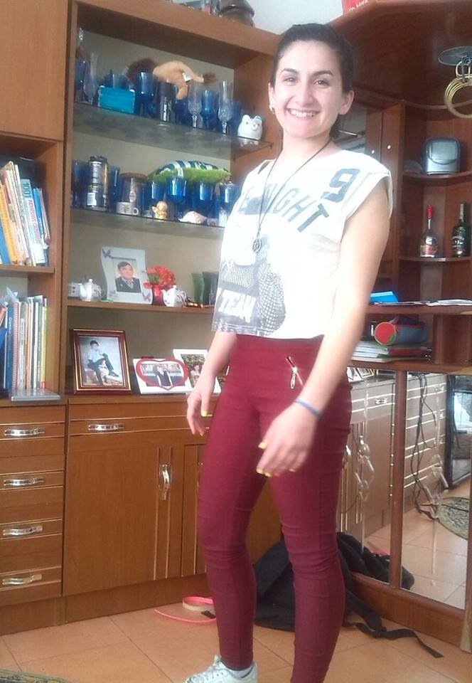 Sou uma falsa :-) mas ao mesmo tempo simpatica :-P