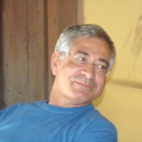 Bacharel em Ciências Aeronáuticas, Mestre em Ciências Aeroespaciais e Professor na Universidade da Força Aérea.