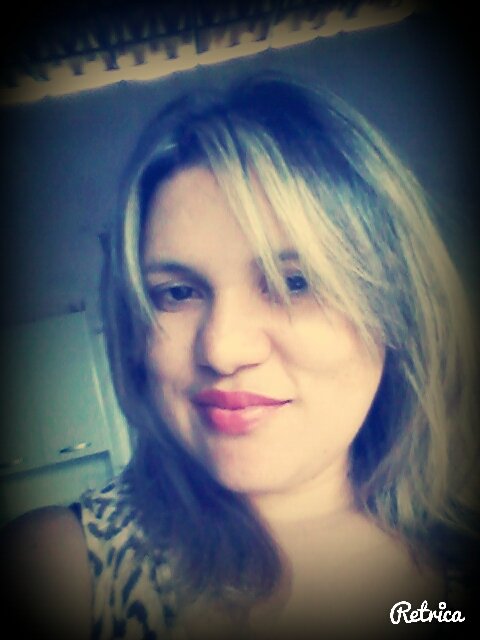 sou carinhosa,bonita,sempatica,adoro sai com amigos..nas horas vagas pratico mma,e  malha,,