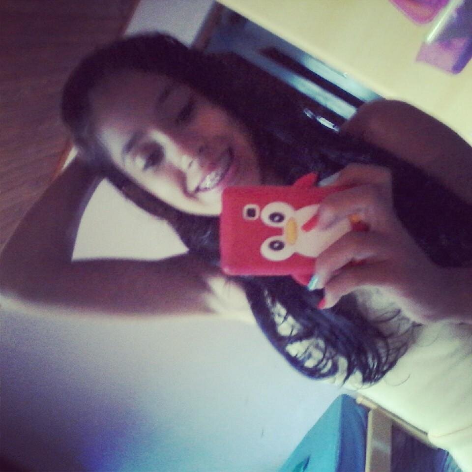 Não sou a garota mais certinha &&' nem a totalmente descontrolada. Não busco ser perfeita , mas sim ser eu mesma !!