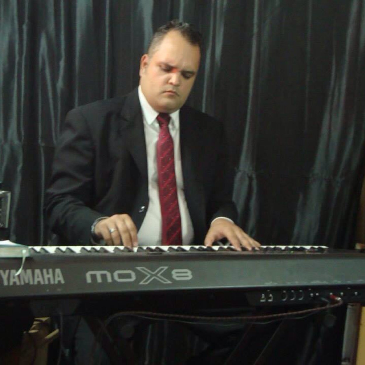Pastor y Esposo de Marianela de Torres amante de Jesucristo y de su Palabra, Soñador, Musico, Emprendedor, Me gusta la musica y viajar mucho. soy Hijo de Dios