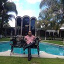 Para conservar la dignidad es preciso no familiarizarse con personas de oscura condición . POMPEYO