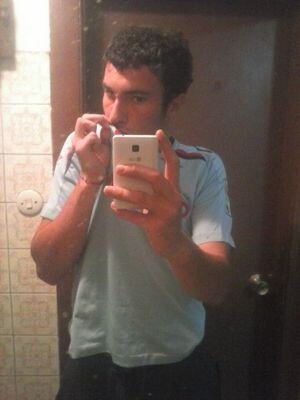 comenzando a salir hacia delante,portero del racing de castrelos de juveniles,amante del futbol,y futbol sala y del.real club celta de vigo y real madrid