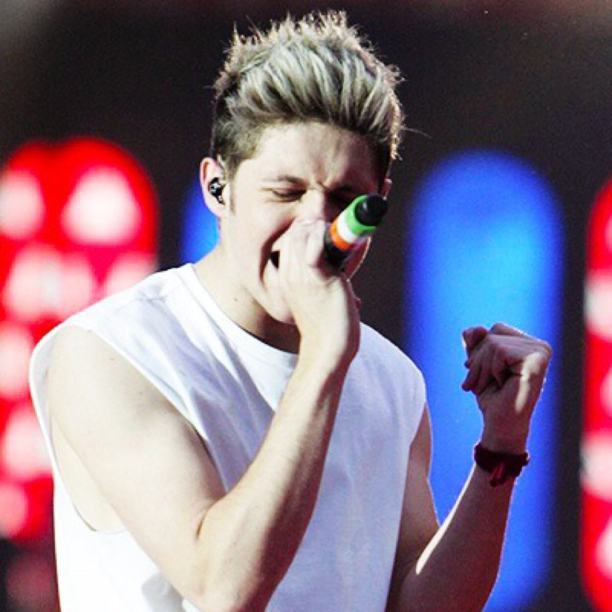 this is a free follow. please follow me on @dlftaustin . tysm