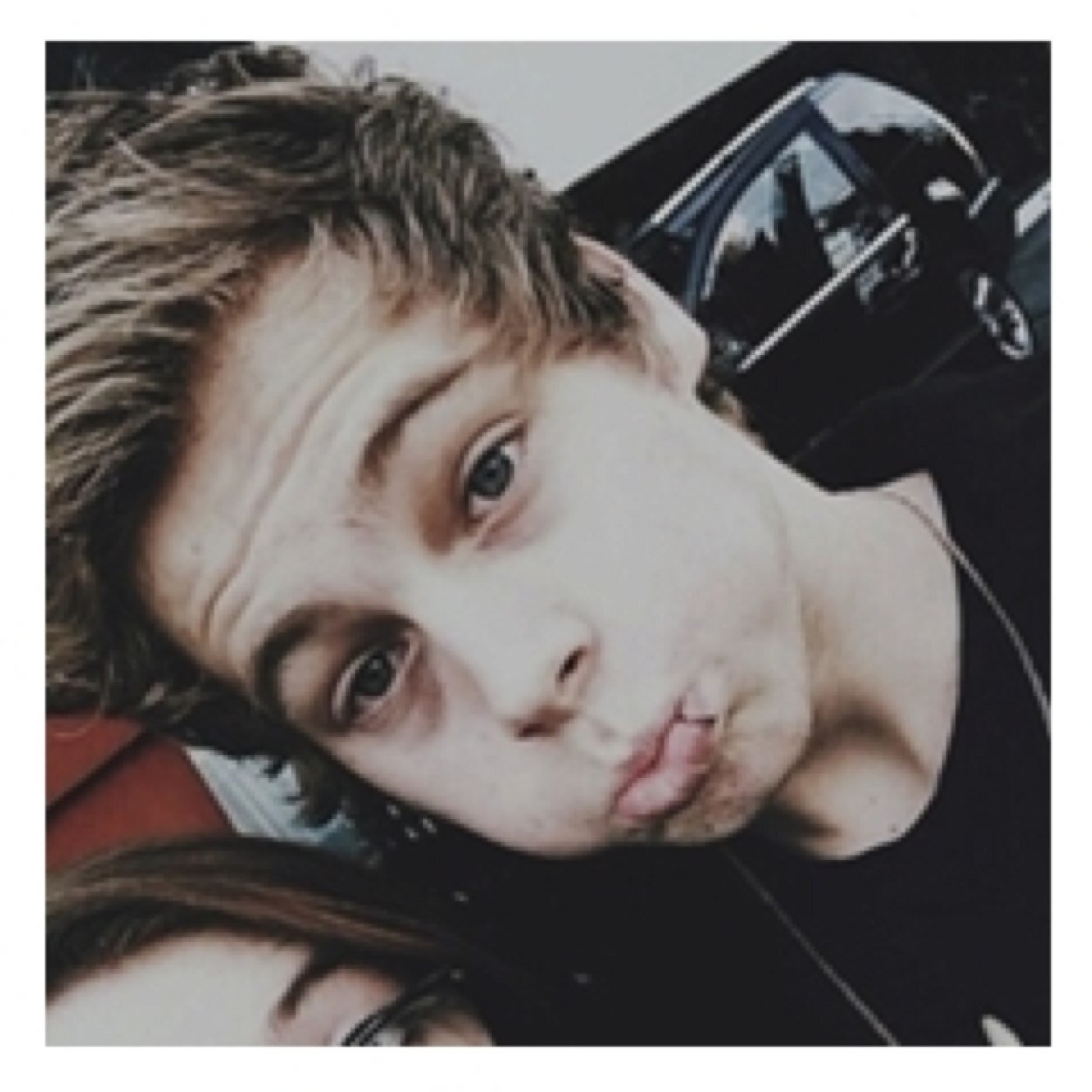 Follow @MOCHAH00D for a dm to 5sos band account
