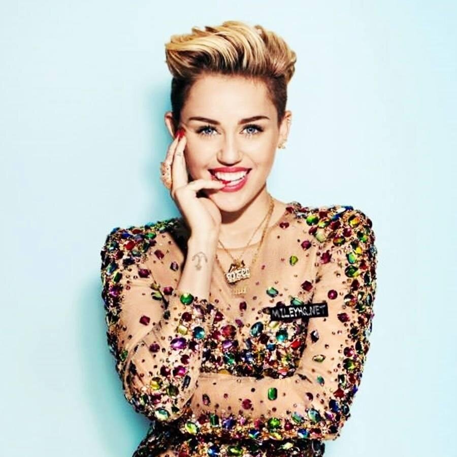 Twitter oficial de la página de Facebook sobre Miley: https://t.co/jHiZreLcuC