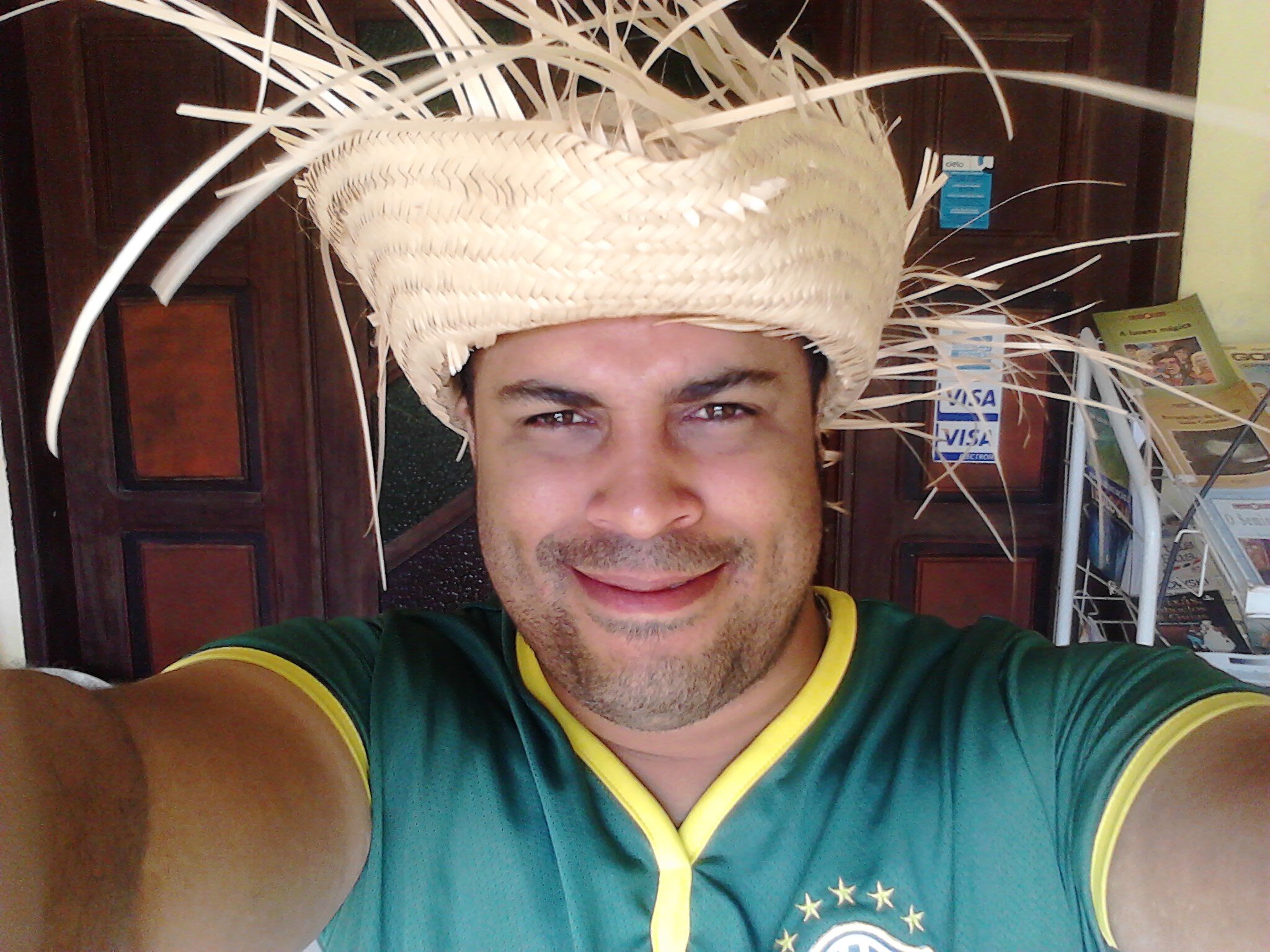 Uma pessoa como todas as outras cheia de defeitos e qualidades... Porém feliz!