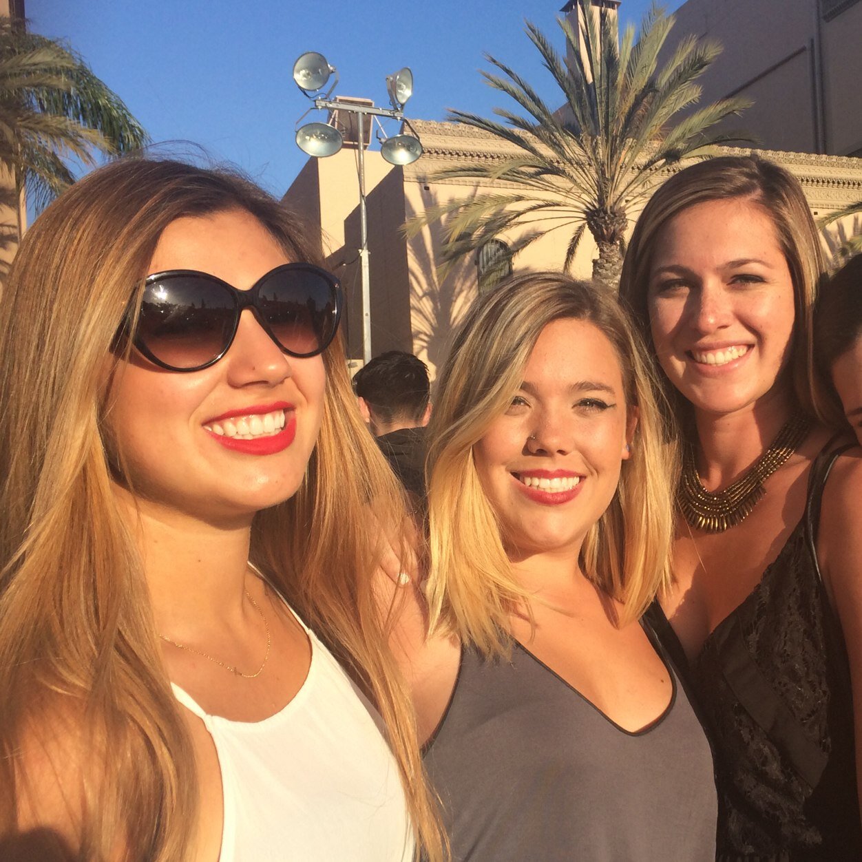 BeachOnBitches's profile picture. Tanner skin, blonder hair, summer's in the air #threegirlsonegopro