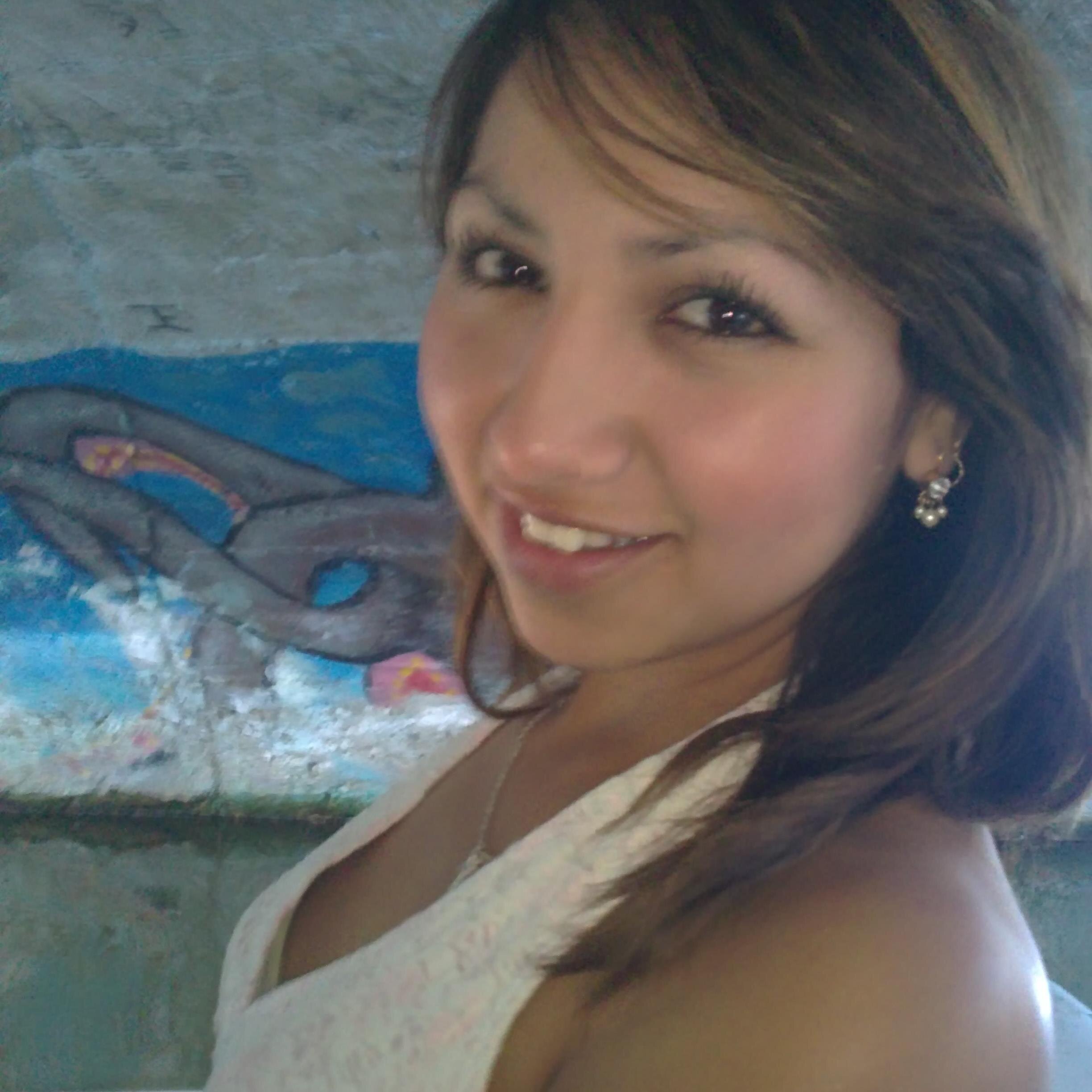 Estudiante, me gusta escuchar música, ver películas, bailar y me encanta cumplir mis sueños.