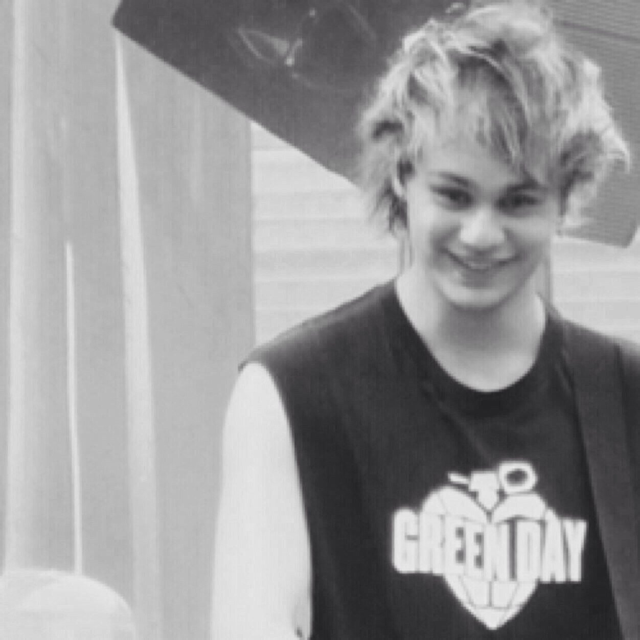 yo wadduup I just gave you a free follow // it would be nice if you follow @lukessunlight — I follow back :-)