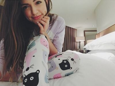 ☞Is you mad hatter or nah? ☜ @laurmmarano is my pizza bae!{RP:Single:Descriptive}