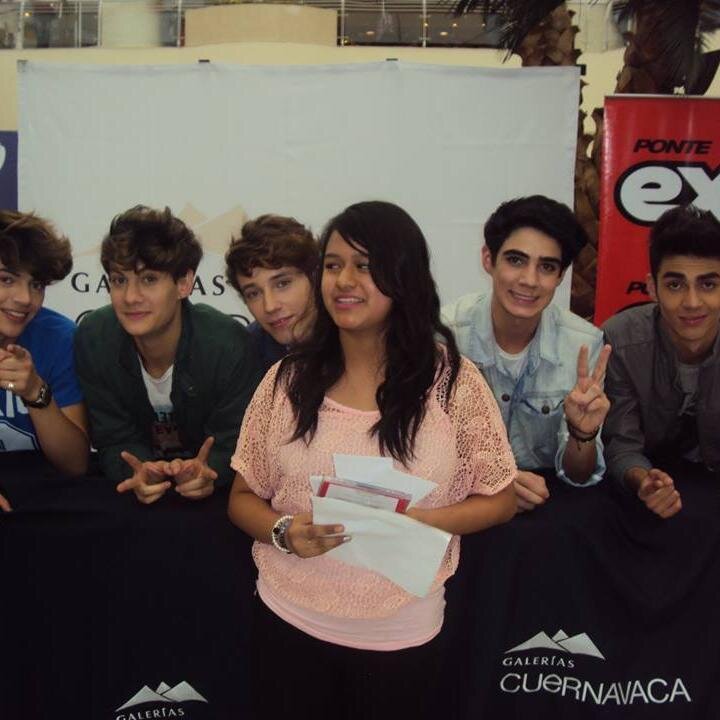 me gusta comer, dormir y escucha música como One Direction, Austin M... y mas!!! zero photogenic! i love one direction guys really are amazing! follow me
