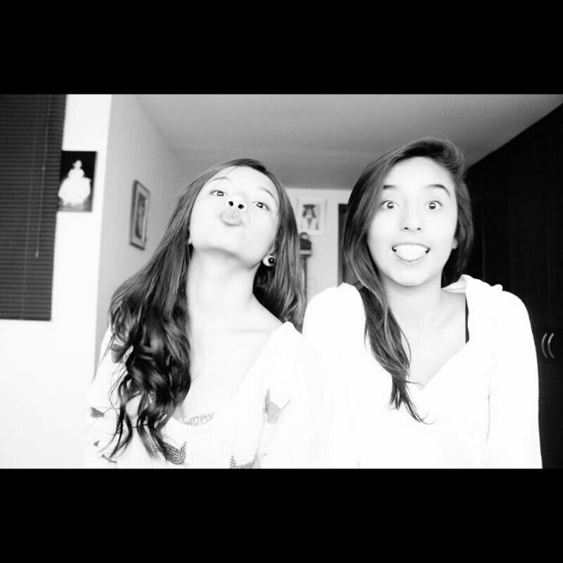 que te saque una sonrisa asi sea con una cara pendeja... eso enamora :3 *Anastacio*