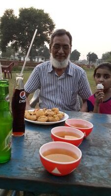 مدینةالمنورة میں 47 سال کے بعد اب لاھور آنا پڑا اور یہاں رہتا ہوں  جدہ - مدینه كے ادبی حلقوں میں بحیثیت شاعر جانا جاتا تھا- پیشه سے انجینیر ہوں -
