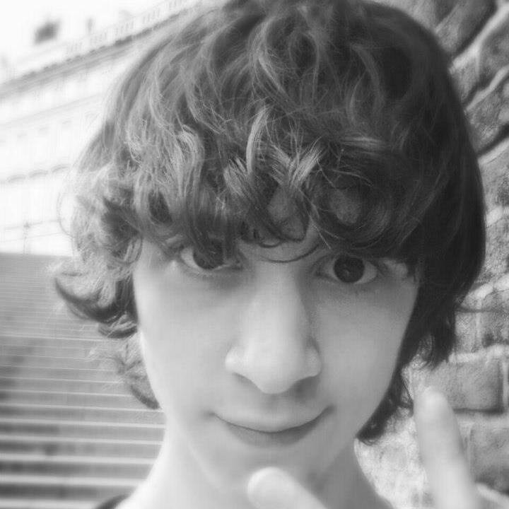 Si fuera alguien normal, pondria las solitas idioteces como 'soy Lorenzo, tengo 17 años, me cago en tu vida, blablabla' pero no lo soy asi que... FUSDGFUISGH :c