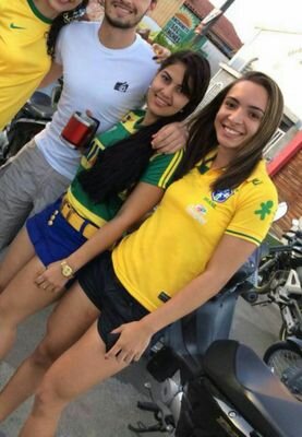 . E msm com olhos cheios de lágrimas, aainda assim ñ negareei um sorrisso. Seempre coloquei todas as desculpas de lado, porque sei que sou caapaz^^