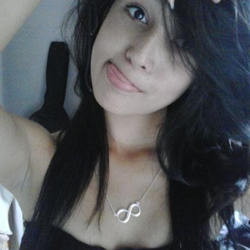 somente eu , alegre , extrovertida , amiga , eu sou eu e nao o que as pessoas querem q eu seja !!..♥