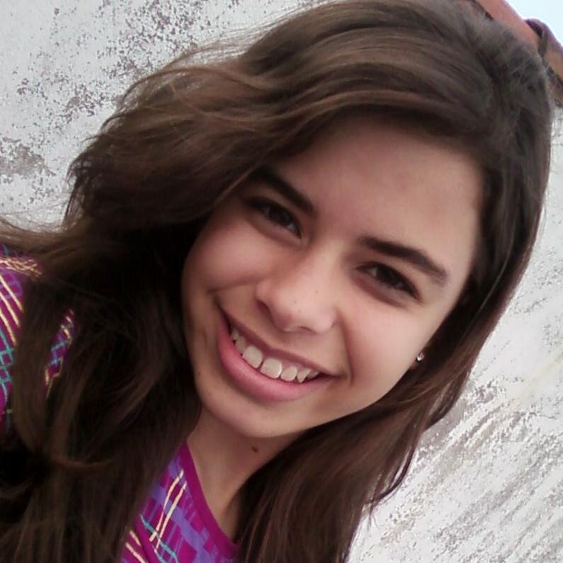 Não ligo  que me olhem da cabeça aos pés...Pois nunca faram minha cabeça,e nunca chegaram aos meus pés!!!