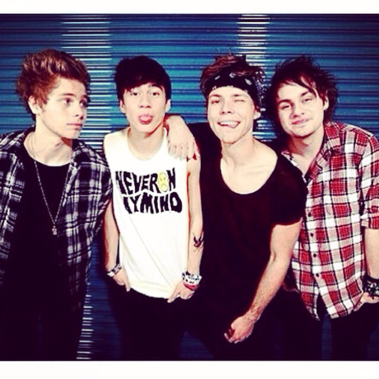 Hello fellow 5SOS fan :) this is a FREE FOLLOW but follow @keepimagining_ for cute 5SOS imagines or I WILL UNFOLLOW