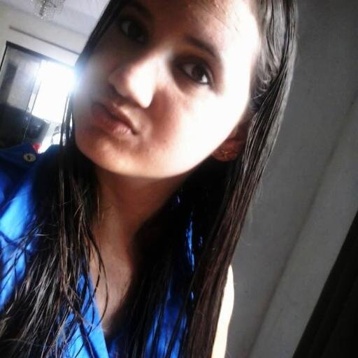❝ Certas lembranças me fazem sorrir e desejar que um dia, tudo volte a ser como era antes.❞.