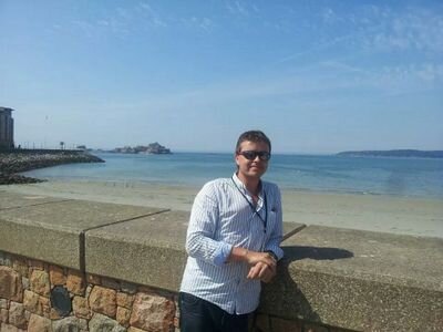 Electronics Designer, Sailor, Pinball Fanatic, Music Lover.

Prefer Lime in my Gin & Tonic.