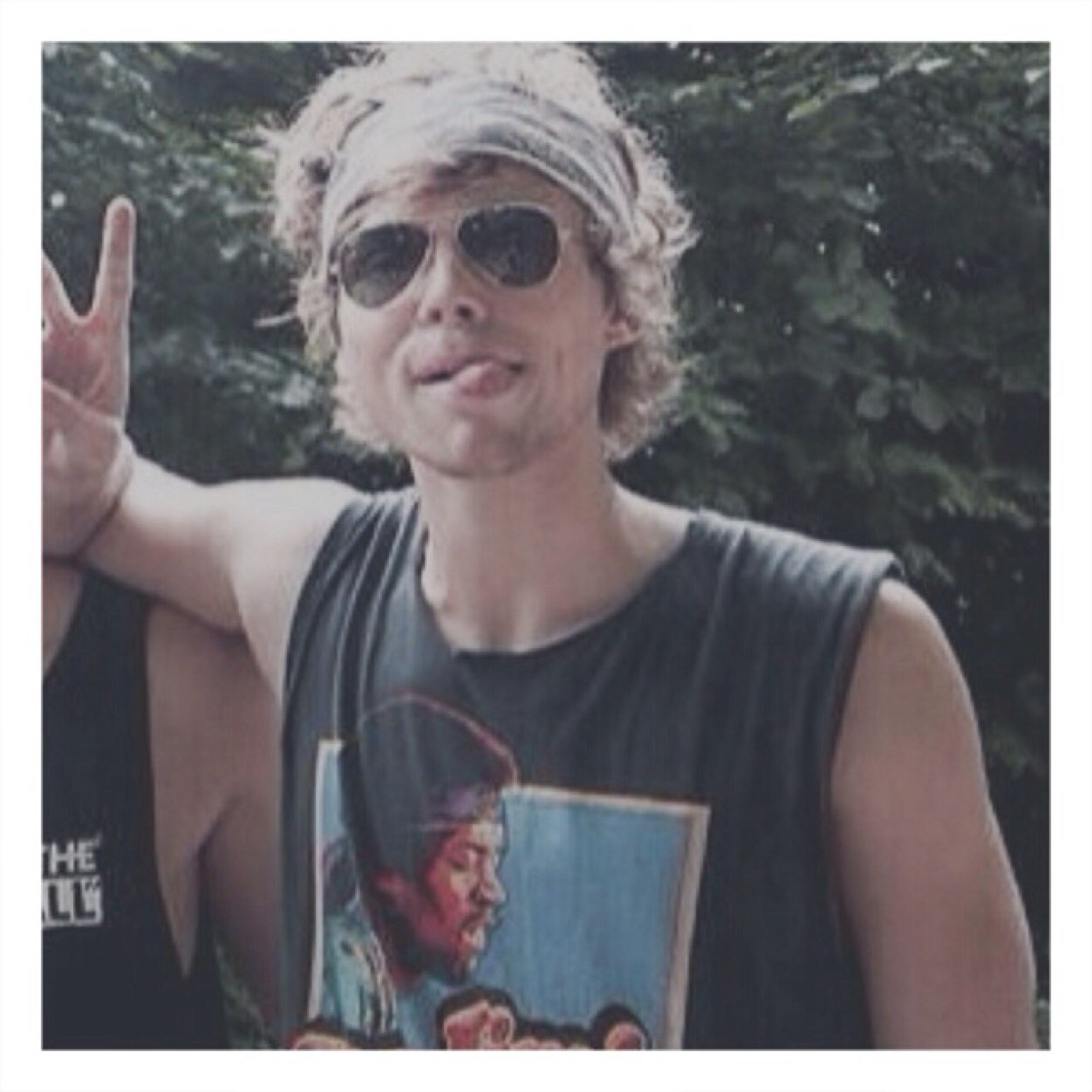 hi it would mean the world if you followed me @madnessluke, my layout acc @embracelayouts , and my friend @sxgils !!
