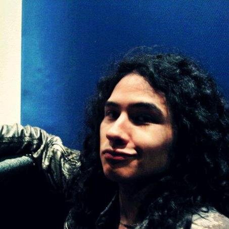 Poeta sin empleo, amo el whiskey, el cigarro, guitarrista en una banda de rock, licenciado en letras francesas y clásicas, amo a mi Caro @_JustCarol