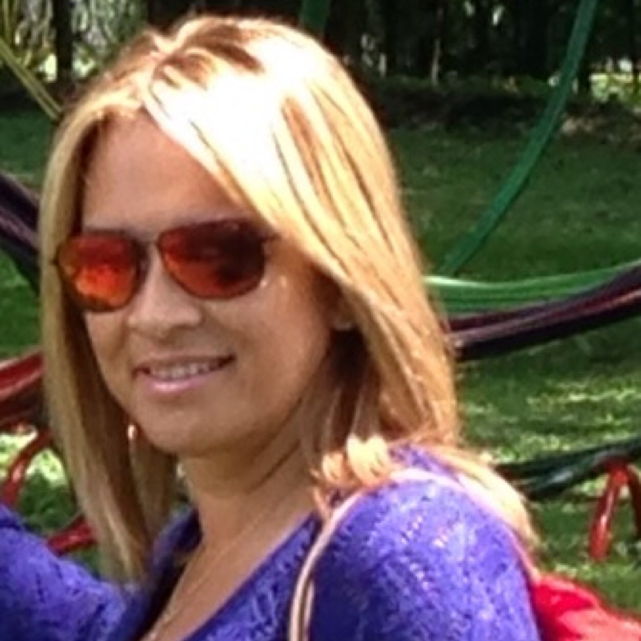 I love....good red wine,candles,enjoy beach.....Con amor todo se puede.