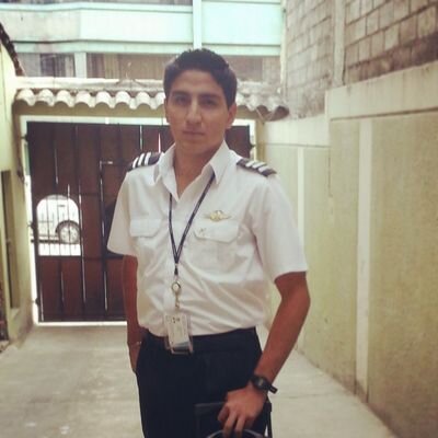 Un loco divertido seguidor de sueños e ilusiones. Piloto Comercial, Abogado e Ingeniero en administración pública.