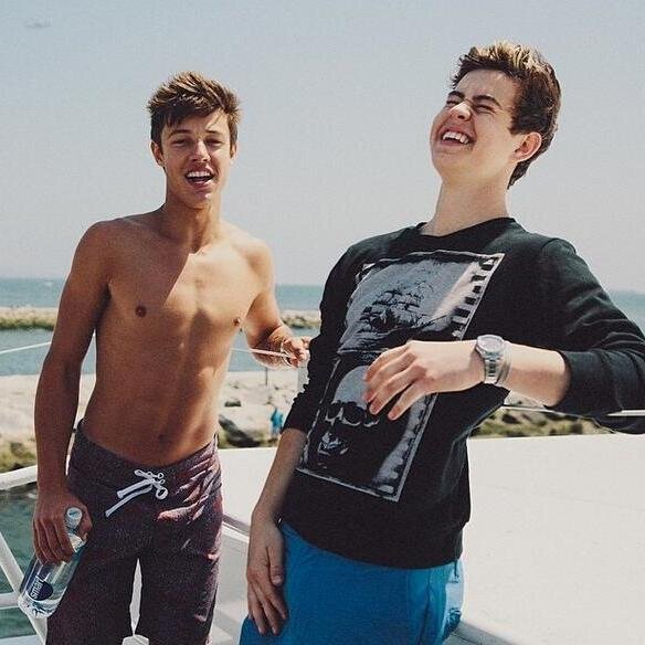 MAGCON AND 2'6 IS LIFE BITCHH