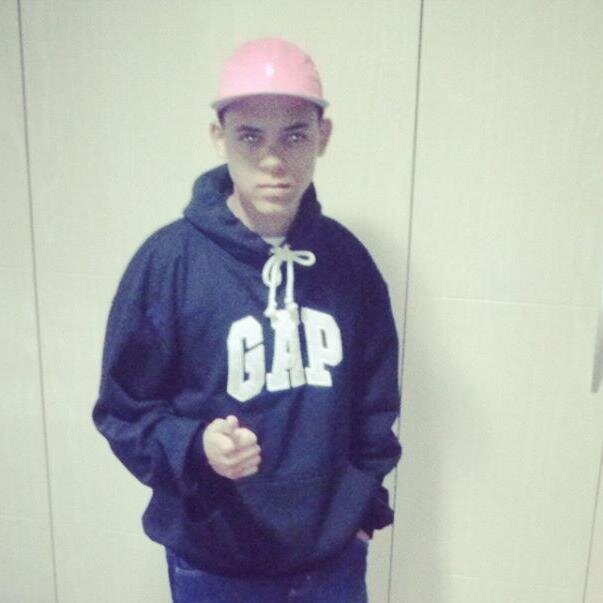 amo lutas - AMO  frankie e una de the saturdays
e gosto de abraços e beijos sem sentido e gosto de .... me segue e sabera!!