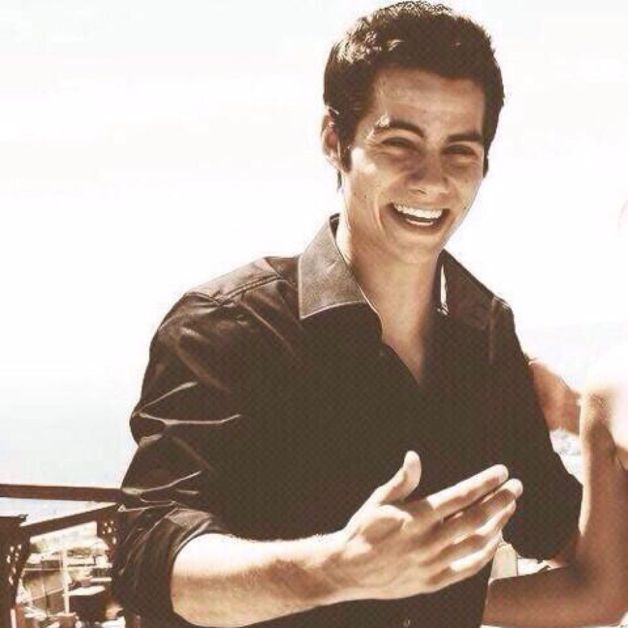 You just got a free follow from @kissingstiless bc ily
