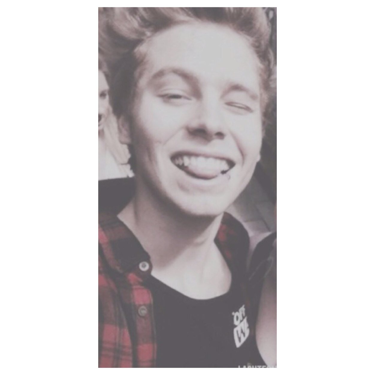 \@twerkitmalum help her reach her goal and for a dm to 5sos and the vamps band accnts.. | | pls RT this