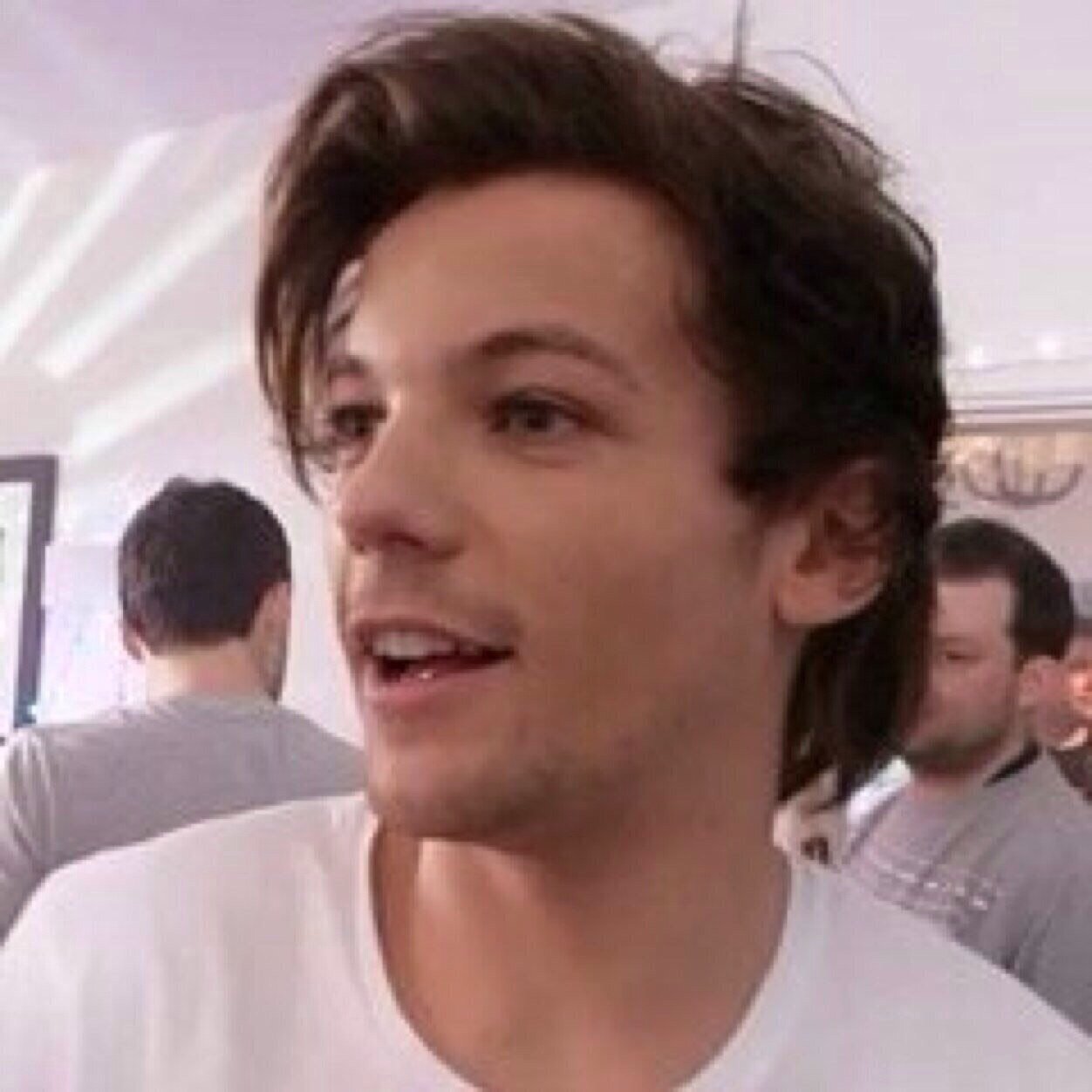 Follow @88slouis because she gave you free follow and she loves you!!!!