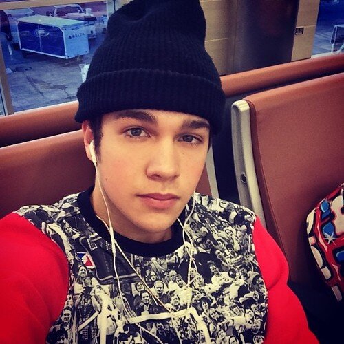 Hi, i'm zoe and i'm Mahomie!!!!! i love eating pizza!!! @belieber_bloom and @MahoneThaBest the cutest girls ever!!