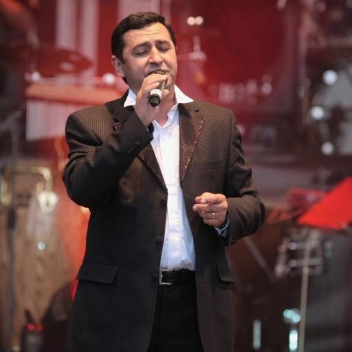 tenor ve saz ifaçısı