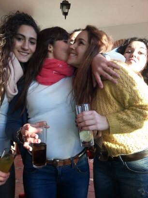 Sonreir y no amargarse la vida por nada ni nadie,esa es la actitud.