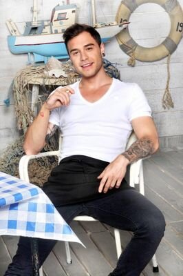 (chica)Apoyando desde VALENCIA al cantante y actor español; Adrián Rodríguez(@adrirodriguez8) actualmente Dani en ElChiringuitodePepe ;-)30514.