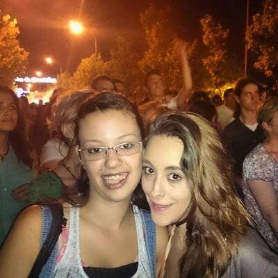 Regalando sonrisas desde 1993 aficionada al R.madrid, a la buena fiesta -No esperes nada de nadie para sorprenderte y no decepcionarte