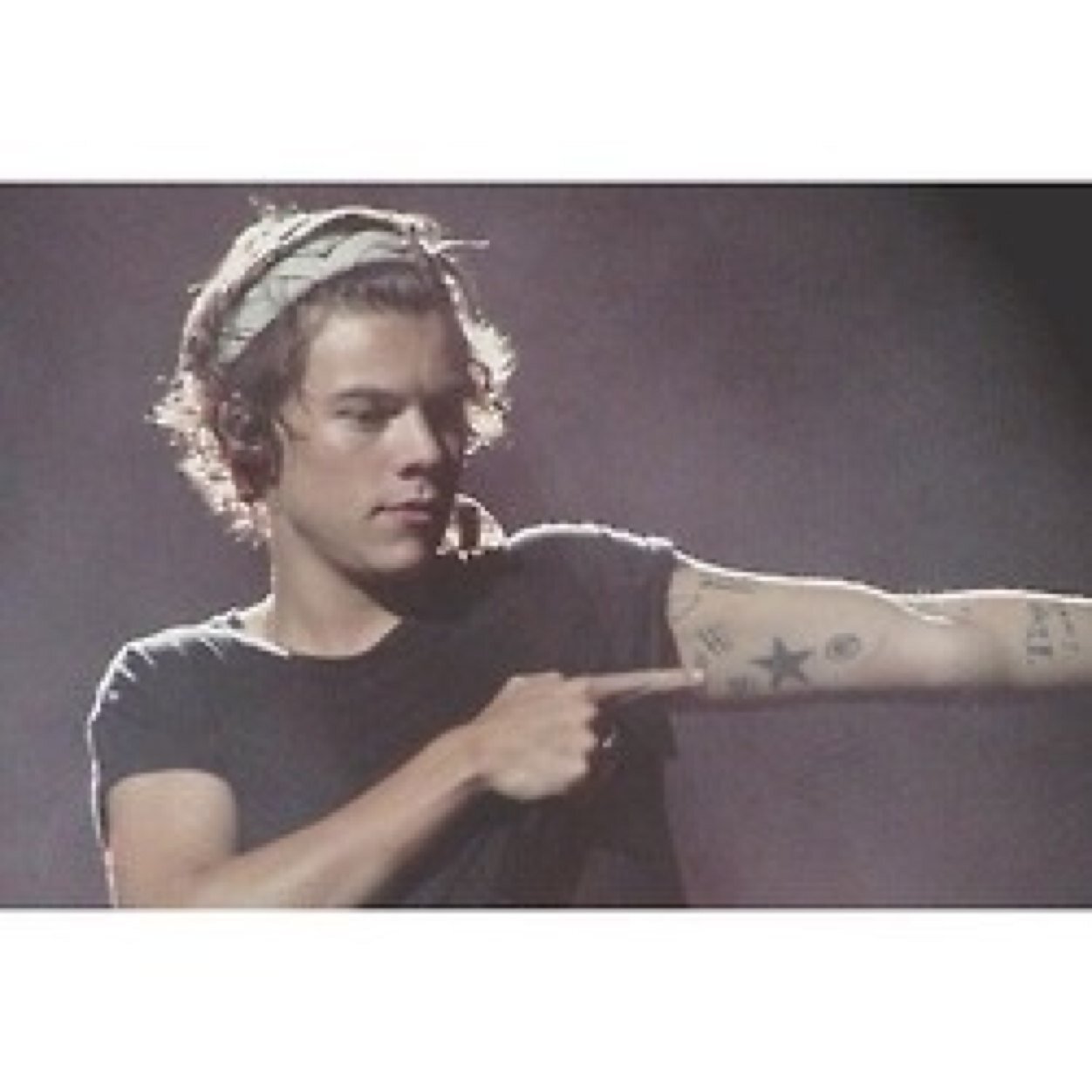 harry-18-single, gay.-lavoro in un bar.