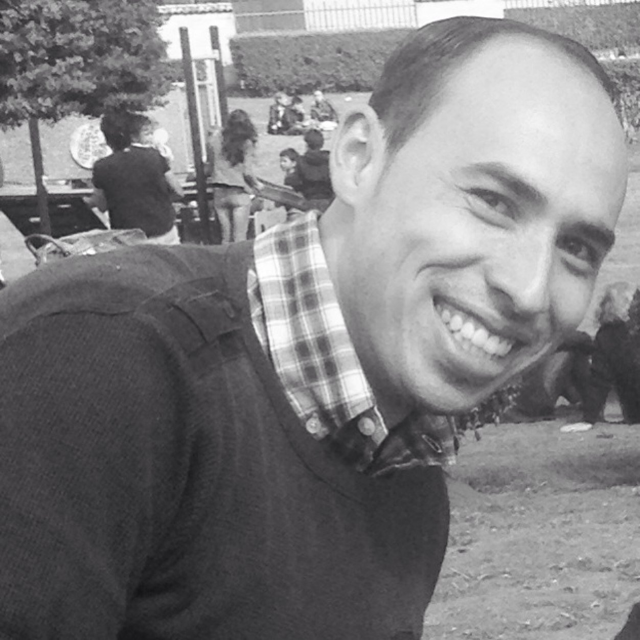 Directivo Docente y empresario. Soltero, trabajador y estudioso. 31 años. Amante del cine, del teatro y de la rumba. Vida solo hay una!