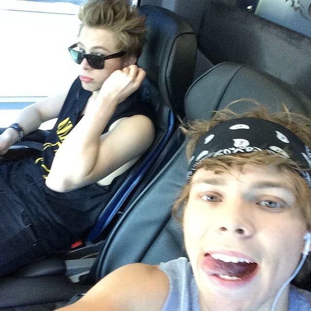 Follow @soapcalum bcos she gave u a free follow and she loves you.ILY -x