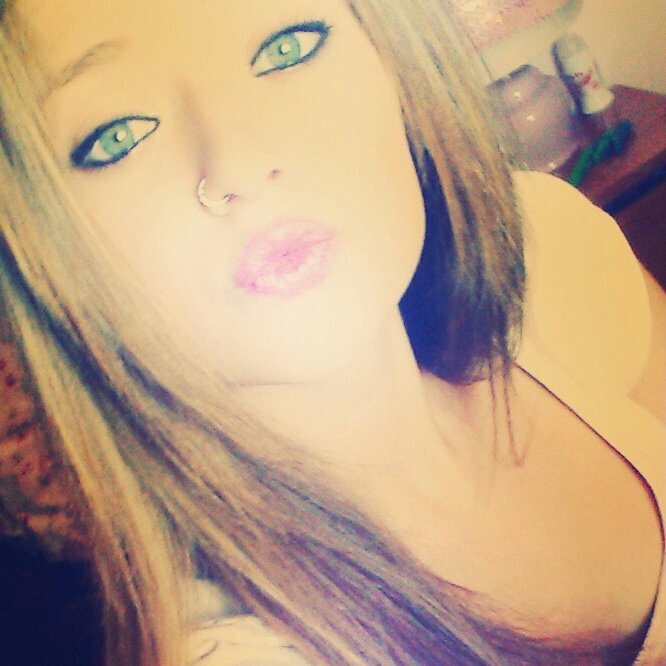 13.♡Rubia de ojos verdes♡//BIPOLAR//♚SI POR TONTA ME CAIGO,POR CABRONA ME LEVANTO.♚